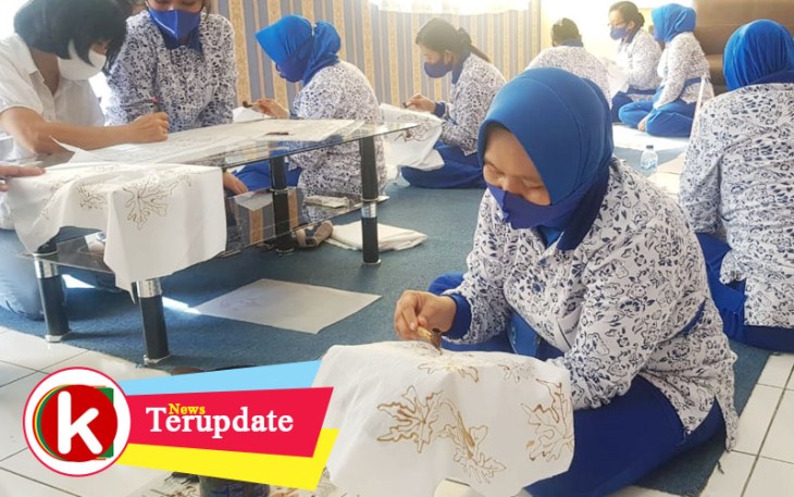 Ketua Ranting E Cabang 1 Korcab Pasmar 2 Selenggarakan Pelatihan Membatik Motif