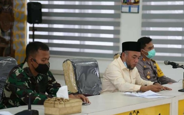 Bupati Labuhanbatu H. Andi Suhaimi Dalimunthe ST.MT (tengah)