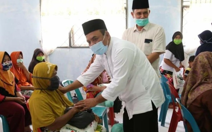 Bupati Labuhanbatu H. Andi Suhaimi Dalimunthe ST MT didampingi Kepala OPD saat memberikan paket sembako murah secara simbolis