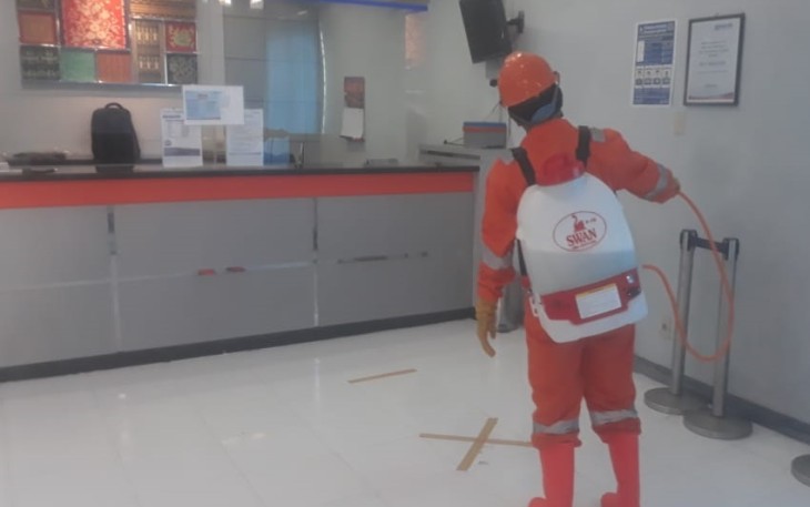 penyemprotan disinfektan dilingkungan kantor BRI Unit Air Joman