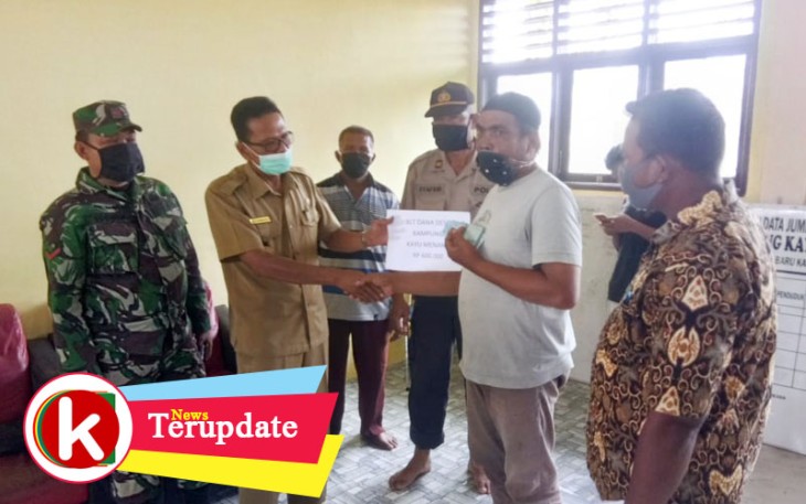 Warga Desa Kayu Menang saat menerima bantuan langsung tunai (BLT DD) Setempat.