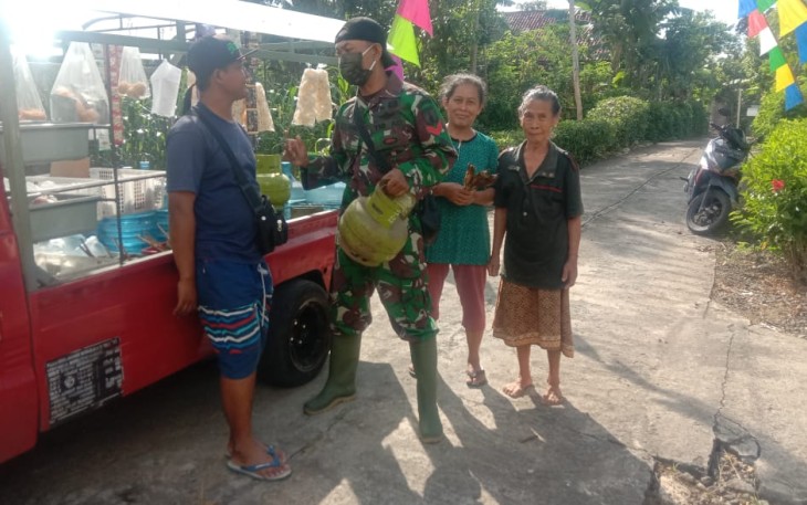 Koptu Eko Bantu Beli Gas untuk Supiyah