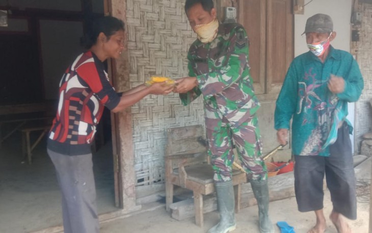 Mbah Sukarni Berikan Camilan Jagung Rebus Kepada Sertu Imam