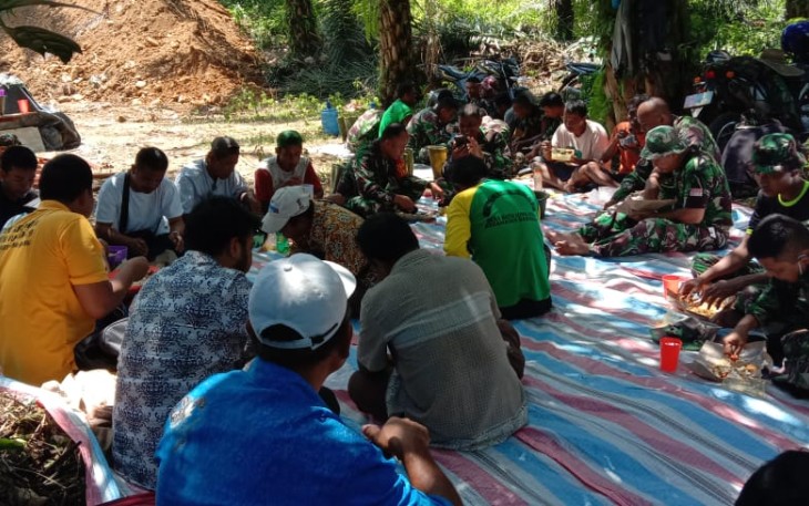 Makan Bareng Bersama Warga Desa Batu Jongjong,Prajurit TNI Ingatkan Bahaya Covid-19