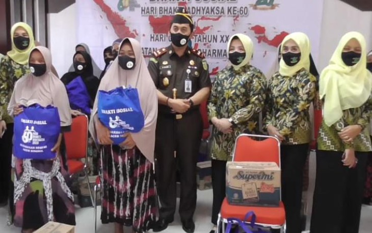 Kejari Aceh Singkil Muhammad Husaini saat menyerahkan santunan kepada warga kurang mampu panti asuhan dan purnawirawan kejaksaan.