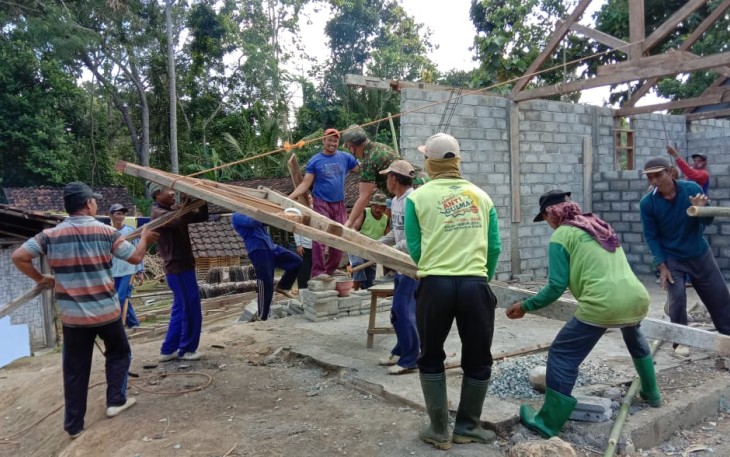 Ringan Sama Dijinjing demi Terselasinya Pembangunan TMMD