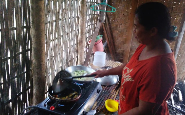 Memasak Buat Anggota Satgas Demi Gotong Royong