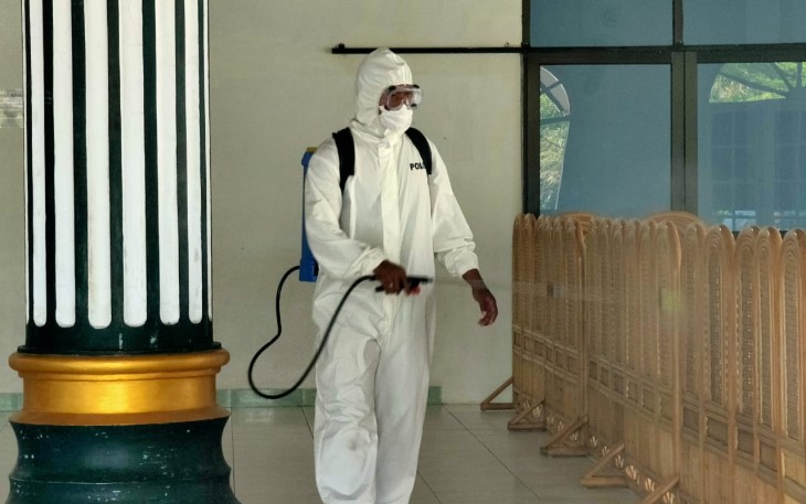 Satgas Ops Aman Nusa II Satbrimobda Polda Bengkulu Semprot Disinfektan di Masjid Kota