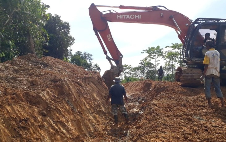Alat Berat Eksavator Lanjutkan Pekerjaan Pambukaan Jalan Baru Dan Pembuatan Parit Di Lango