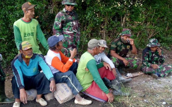 Danton II Satgas TMMD Lakukan Komsos di Tengah Istirahat