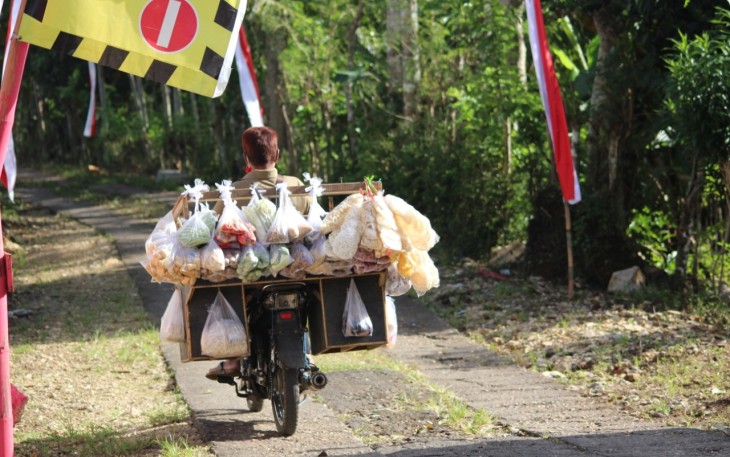 Penjual Sayur Desa Ngepoh Meraup Berkah Saat TMMD 108 Dimulai 