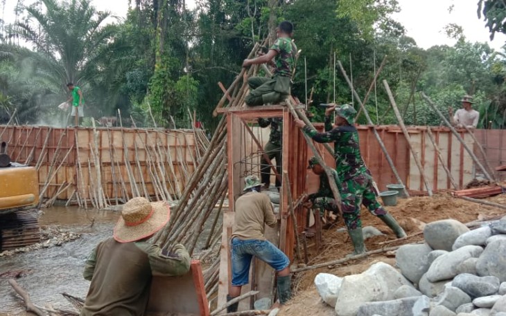 Prajurit 3 Matra bersama Polri Wujudkan Pembangunan di Desa Batu Jongjong Melalui TMMD 108