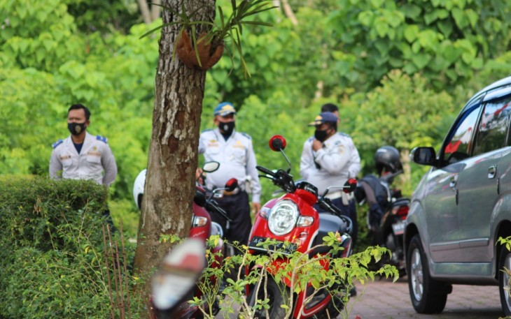 Anggota Dinas Lalu Lintas Angkutan Jalan Ikut Lakukan Penjagaan di TMMD 108
