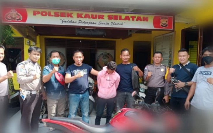 Tersangka (diborgol) saat diamankan
