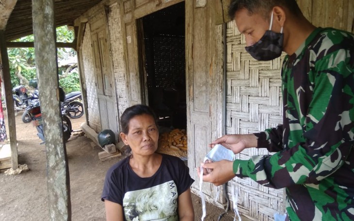 Anggota Koramil 0807/14 Bantu Berikan Masker Kepada Warga Desa di Lokasi TMMD
