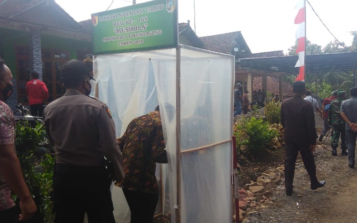 Para Tim Harus Melewati Ruang Penyemprotan