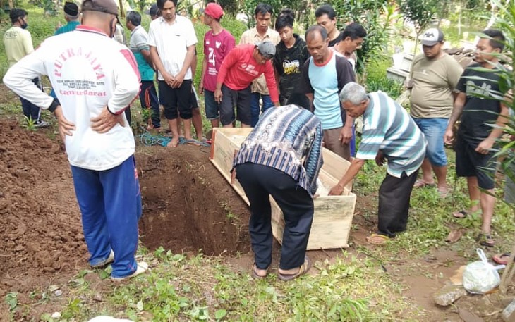 Jenazah Mukidi Dimasukkan ke Liang Lahat