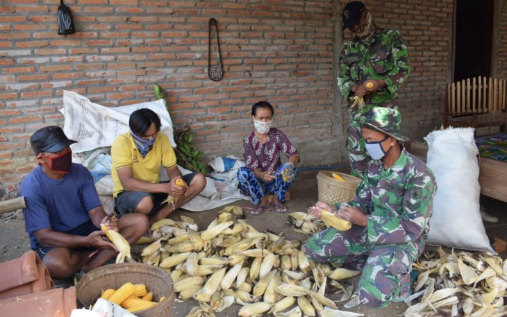 Satgas TMMD 108 Tulungagung Bantu Warga Ngepoh Kupas Jagung