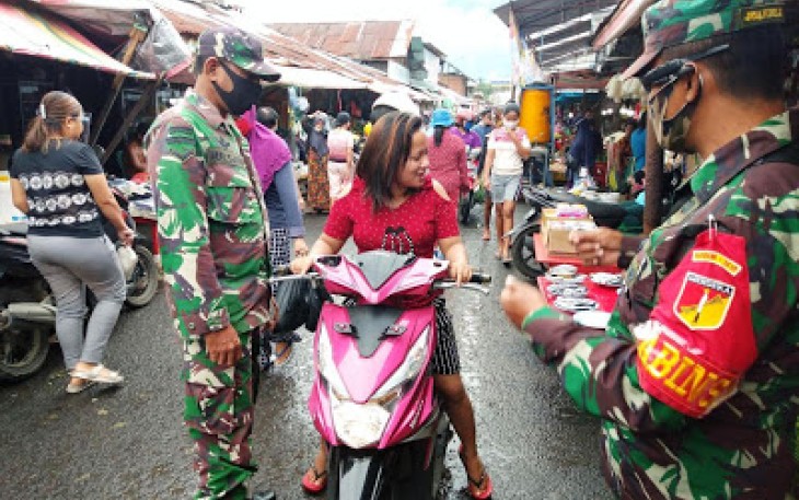 Pengunjung dan Pedagang Pasar Girian Yang Tak Gunakan Masker Ditegur Babinsa