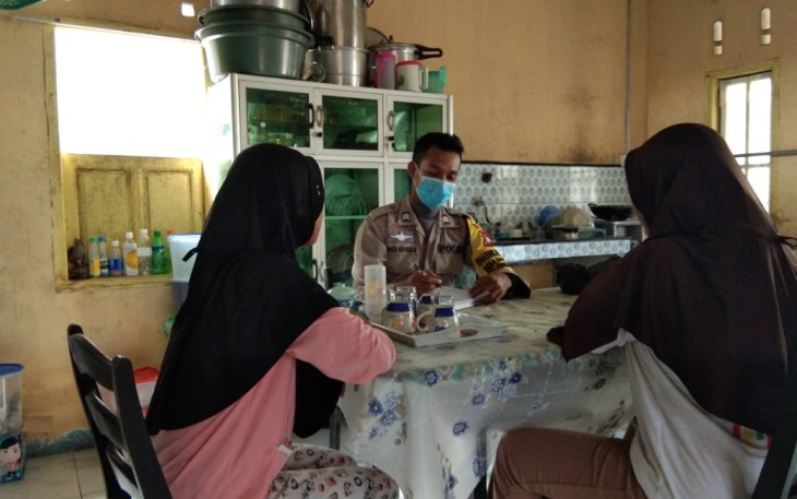 'Door to Door' System Bhabinkamtibmas Desa Marok Tua Sosialisasi Adaptasi Kebiasaan Baru