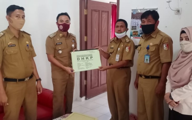 Bapenda Tulang Bawang Serahkan SPPT dan DKHP PBB-P2