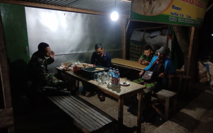 Anggota TNI Lakukan Koordinasi di Warung