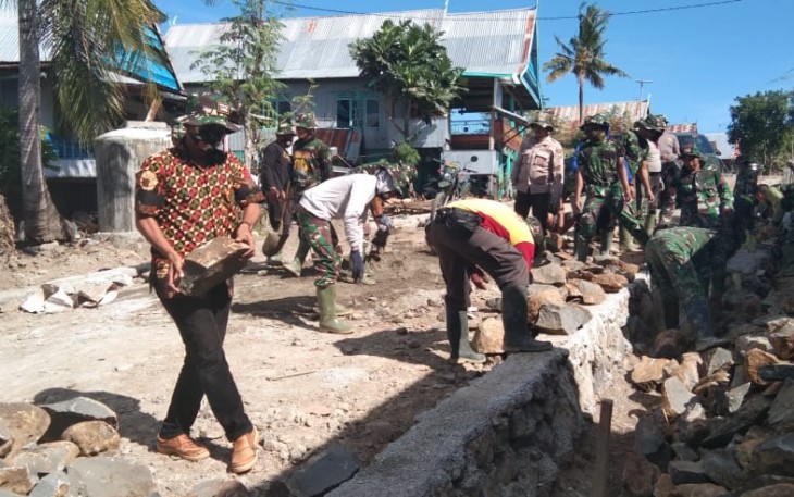 Kepala desa mobilisasi masyarakatnya untuk bantu Bapak-bapak TNI
