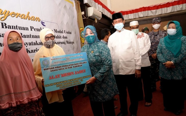 Plt Gubernur Kepri Serahkan Sejumlah Bantuan Kepada Masyarakat Karimun