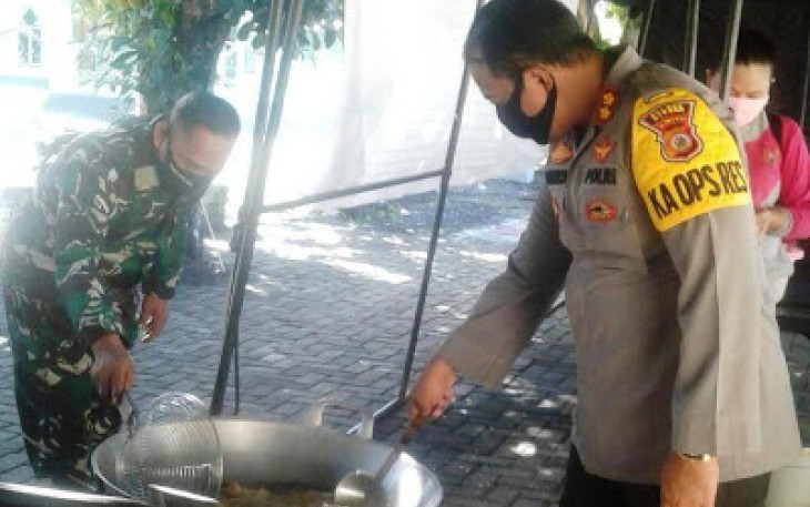 Babinsa Koramil 1310-01/Bitung Bahu Membahu Masak di Dapur Lapangan TNI-Polri