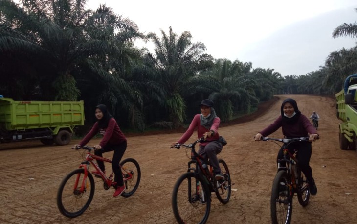 Asyiknya! Tiga Dara Cantik Ini Bersepeda Di Jalan Baru Buatan Satgas TMMD Kodim 0605/Subang