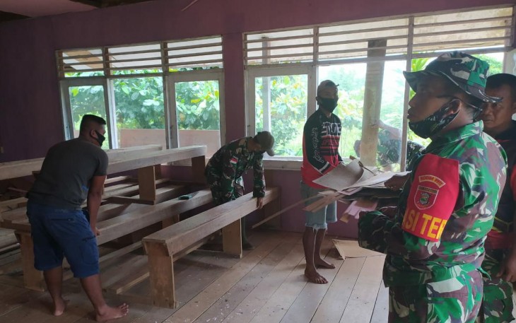 Hari ini Satgas TMMD bersama Warga Lakukan Rehab Gereja Katolik ST. Yustinus Stasi Desa Makmur 