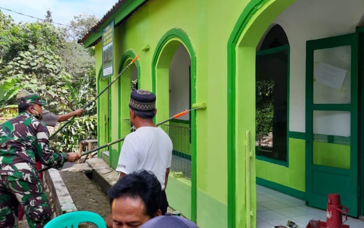 Satgas TMMD : Giat Pengecatan Mesjid AL Fadilah Berjalan Tanpa Hambatan