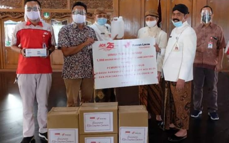 Serah terima bantuan 1000 masker medis dan 25 liter hand sanitizer dari Kawan Lama Foundation kepada Pemkot Solo di Pendapi Gedhe Balaikota Surakarta Jawa Tengah.