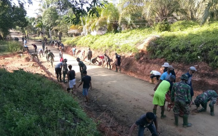 TMMD Tumbuhkan Semangat Gotong Royong Warga Bangun Jalan TMMD 108 Desa Makmur