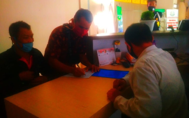 Ketua LSM NCW saat menandatangani surat bukti laporan