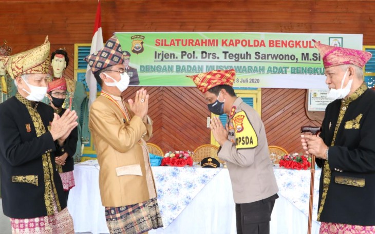 Kapolda Resmi Menjadi Tokoh Adat dan Masyarakat Kehormatan Adat Provinsi Bengkulu