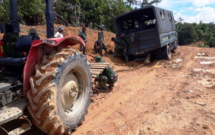 John Deere Bantu Mobil Truk Milik TNI Pengangkut Material Terperosok