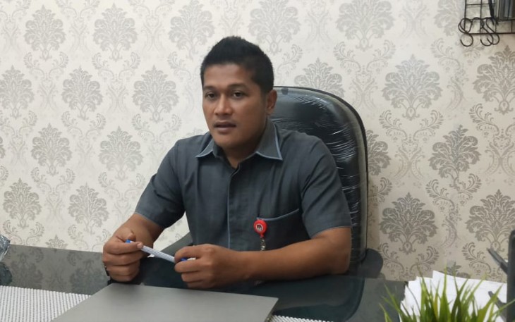 Plt KIP Abdya Mahrizal SE saat dikonfirmasi diruang kerjanya Selasa (14/7/2020).