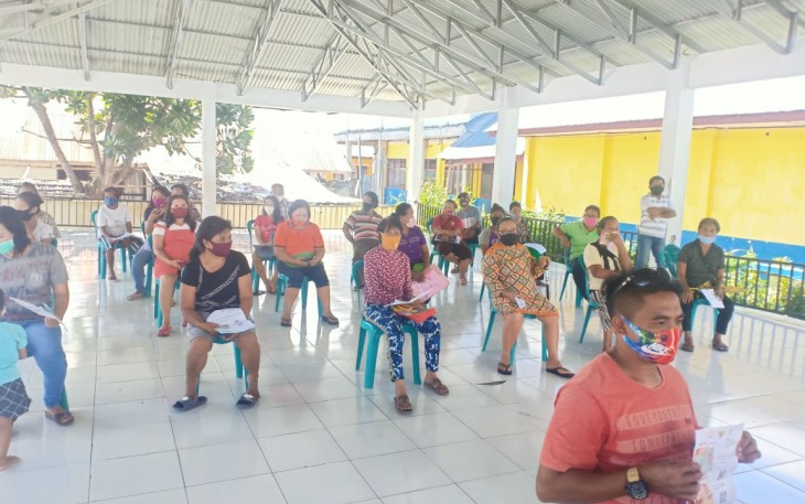 Warga kelurahan Papusungan dan kelapa dua saat terima bansos tunai di aula kecamatan lembeh Selatan