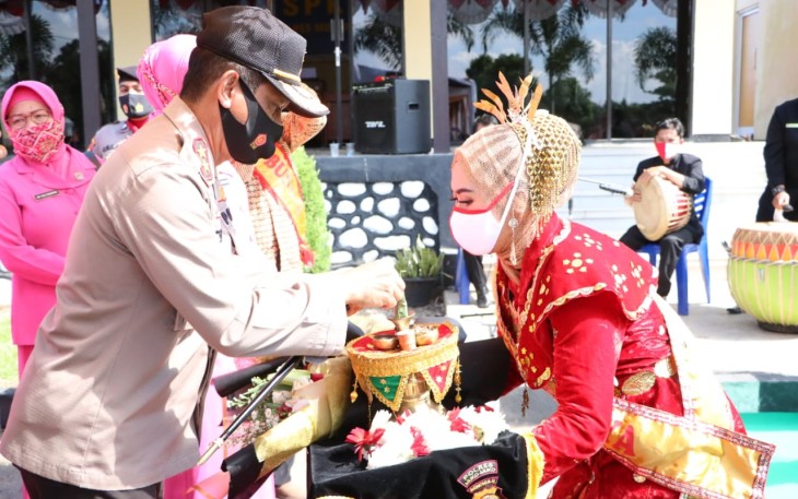 Polres Mukomuko Gelar Tarian Sekapur Sirih Sambut Kunker Kapolda Bengkulu