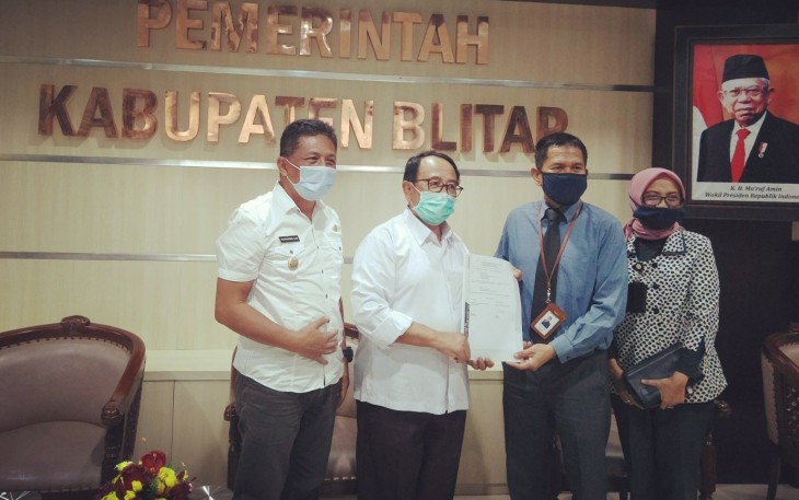 Bupati Rijanto Didampingi Wabup Marhaenis Menerima CSR dari BNI 46 (foto: Faisal NR / Klikwarta.com) 