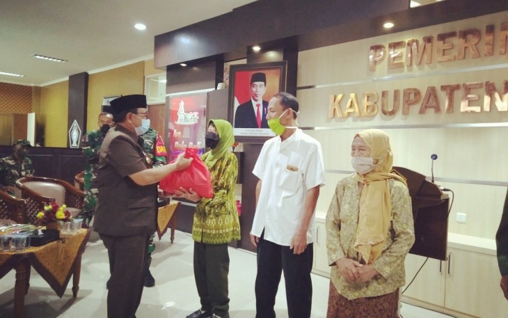 Bupati Rijanto Menyerahkan Bansos Kemensos kepada Veteran dan Janda Veteran (foto: Faisal NR / Klikwarta.com) 