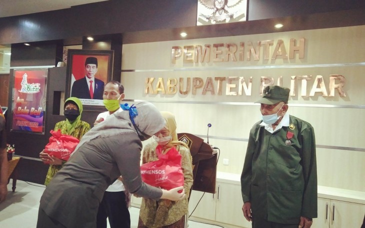 Wakil Ketua DPRD Kabupaten Blitar Susi Narulita Kumala Dewi Saat Ikut Menyerahkan Simbolis Bansos Tahap Dua (foto: Faisal NR / Klikwarta.com) 