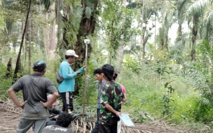 Pihak BPN dan Dinas Pertanahan Aceh Singkil saat melakukan pengukuran terhadap tanah masyarakat setempat.