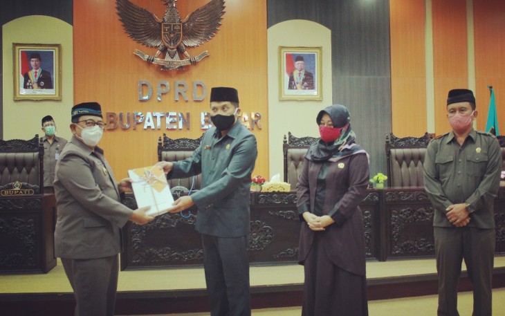 Penyerahan Nota Persetujuan Raperda Pertanggungjawaban Pelaksanaan APBD Kabupaten Blitar Tahun Anggaran 2019