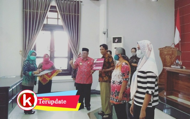 Walikota Santoso saat Menyerahkan Bantuan Rehabilitasi Rumah ke Penerima Bantuan (foto: Faisal NR / Klikwarta.com) 