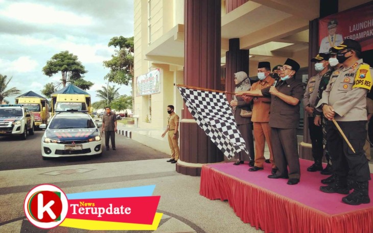 Bupati Rijanto Memberangkatkan Rombongan Pengangkut Bansos Kepada Warga Terdampak Covid-19 Tahap Dua (foto: Faisal NR / Klikwarta.com) 