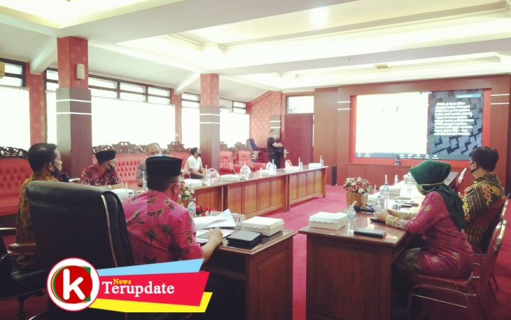 Walikota Santoso Ketika Video Conference Bersama Kepala Sekolah (foto : Faisal NR / Klikwarta.com)