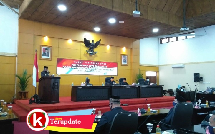 Walikota Santoso Menyampaikan Rancangan KUA PPAS Kota Blitar Tahun 2021 (foto: Faisal NR / Klikwarta.com) 