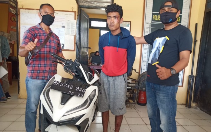 Tersangka (tengah) saat diamankan